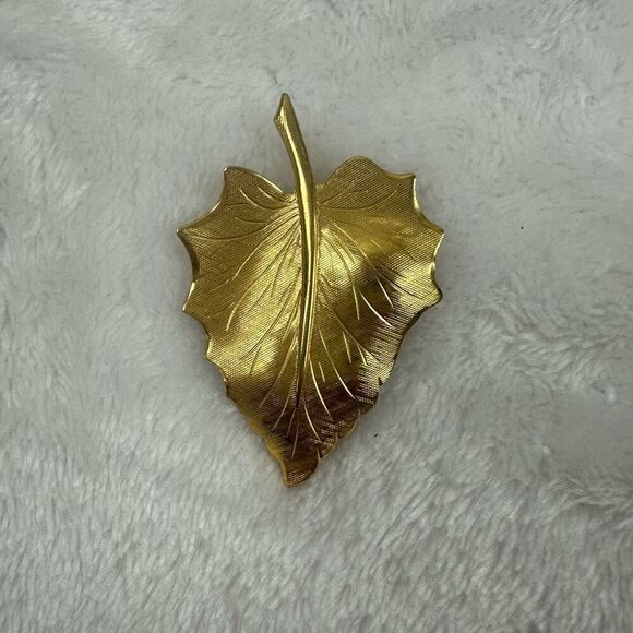 Vintage Gold Tone Leaf Brooch Pin Textured Renaissance Fairycore Nature Artsy - Picture 2 of 5